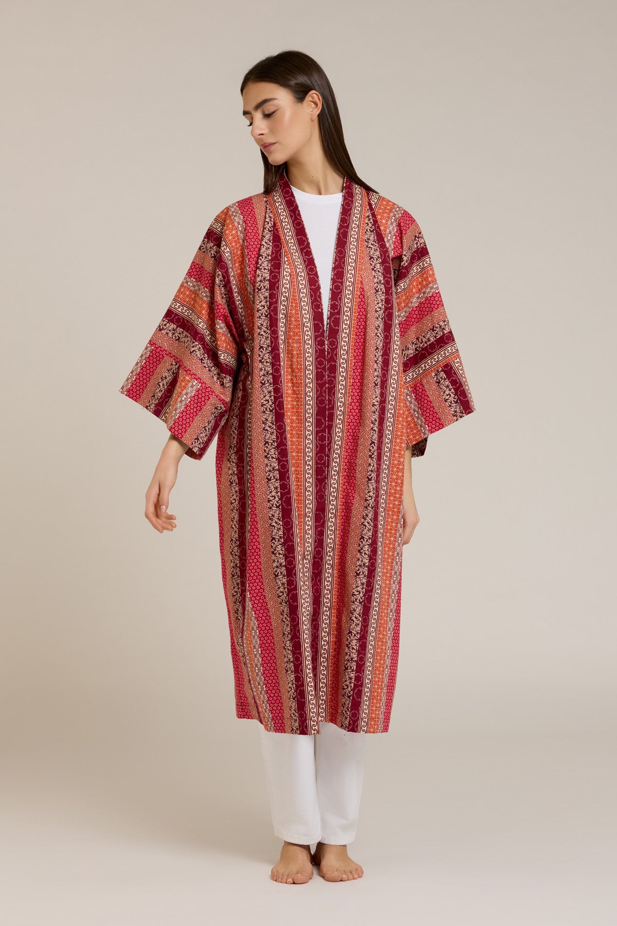 Akari — Kimono ampio in cotone con motivo a righe orientali bordeaux e arancio
