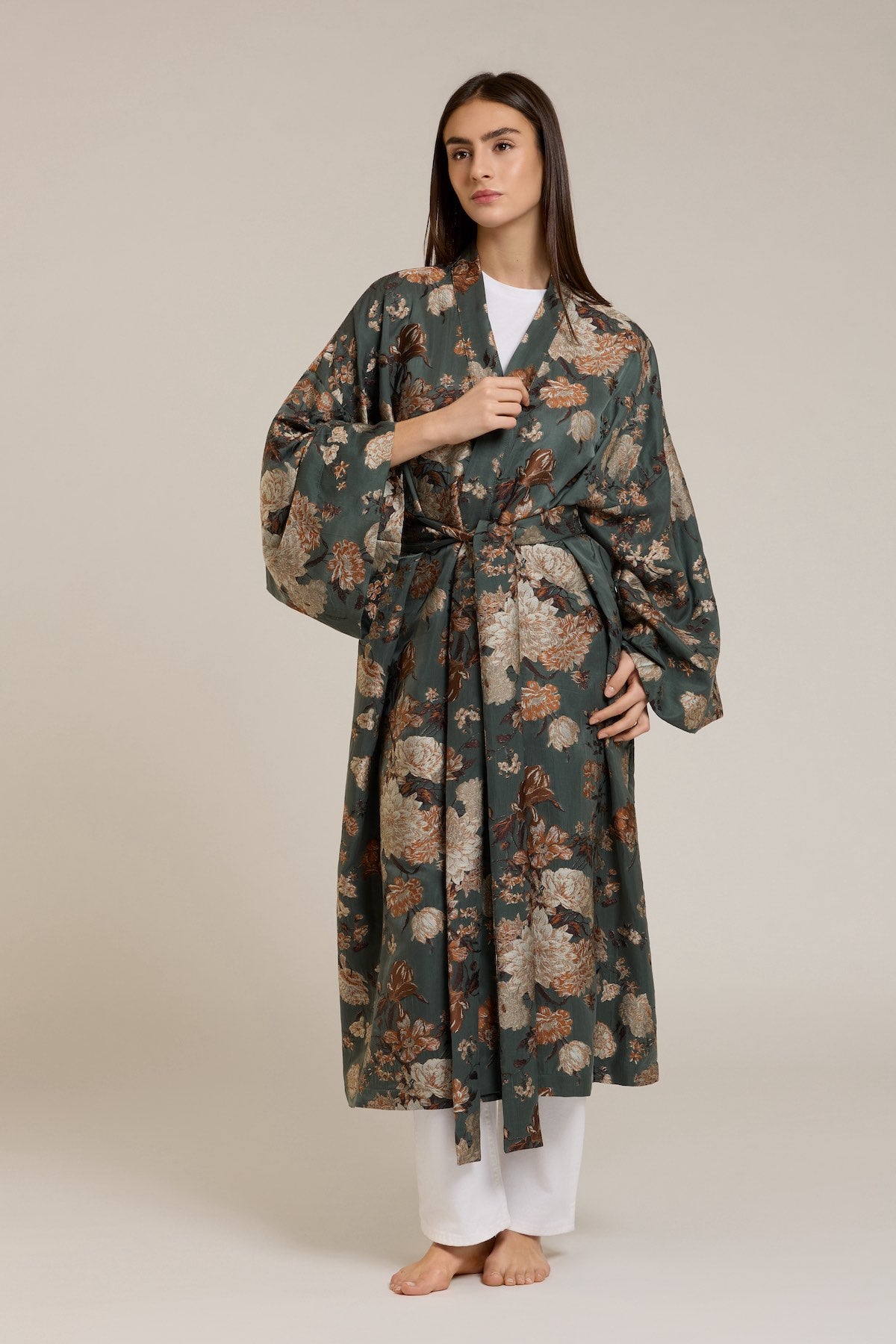 Rei aura — Kimono ampio in seta con stampa floreale in rilievo verde, beige e ruggine