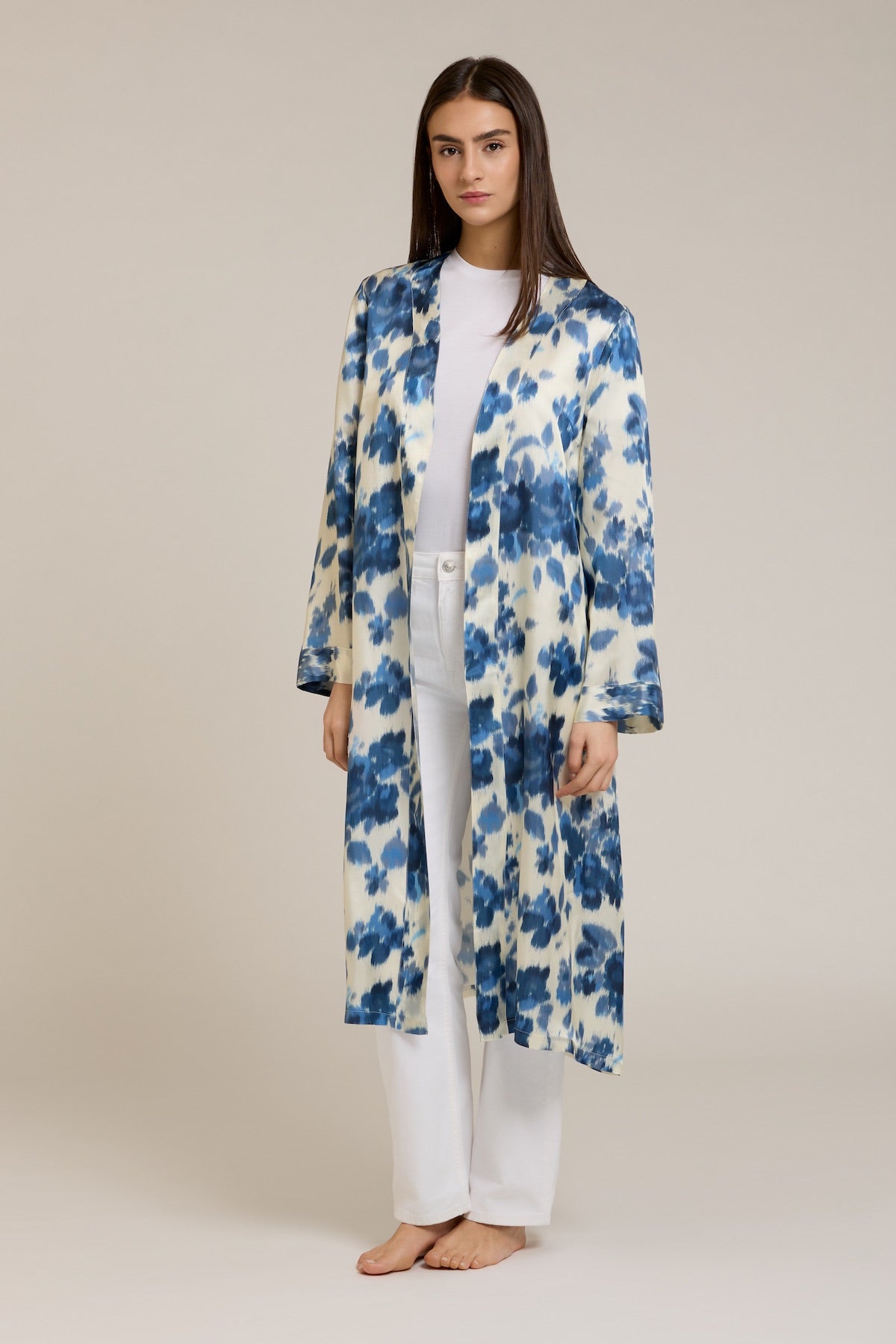 Hydra — Kimono slim in viscosa con stampa astratta blu su fondo avorio