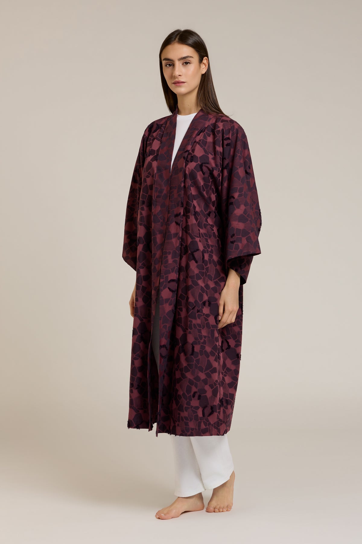 Aoi — Kimono ampio con motivo geometrico bordeaux e prugna con effetto fil coupé