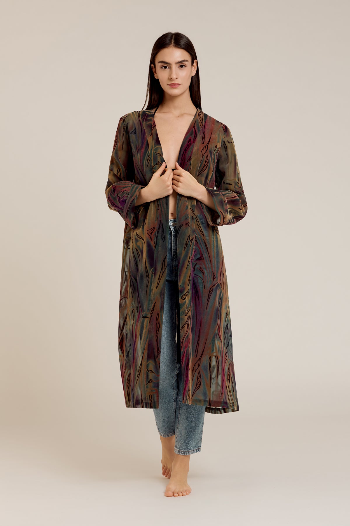 Pantelleria — Kimono slim in seta con stampa flock botanica in verde, bordeaux e bronzo