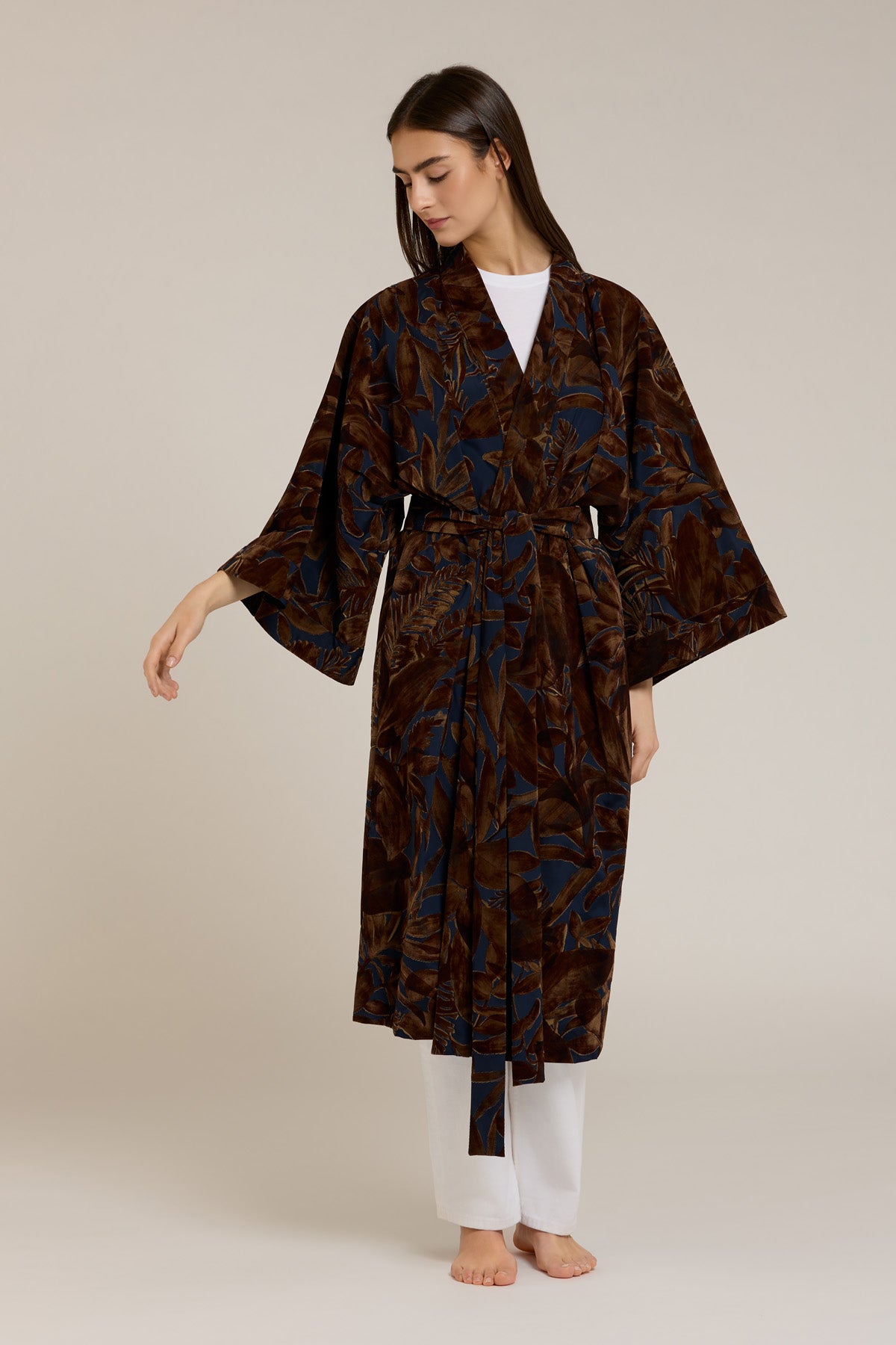 Hana — Kimono ampio in seta con stampa flock botanica in marrone e blu notte