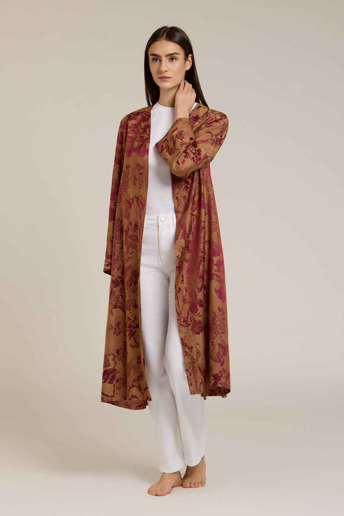 Elara — Kimono slim in misto seta jacquard con motivo floreale arancio e borgogna